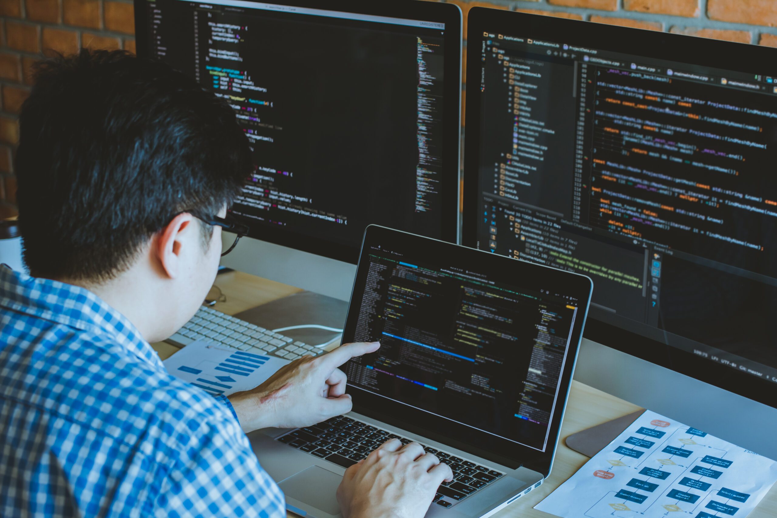 【檯燈vs螢幕掛燈】哪款適合你? 從護眼標準、使用彈性到空間應用全面解析！