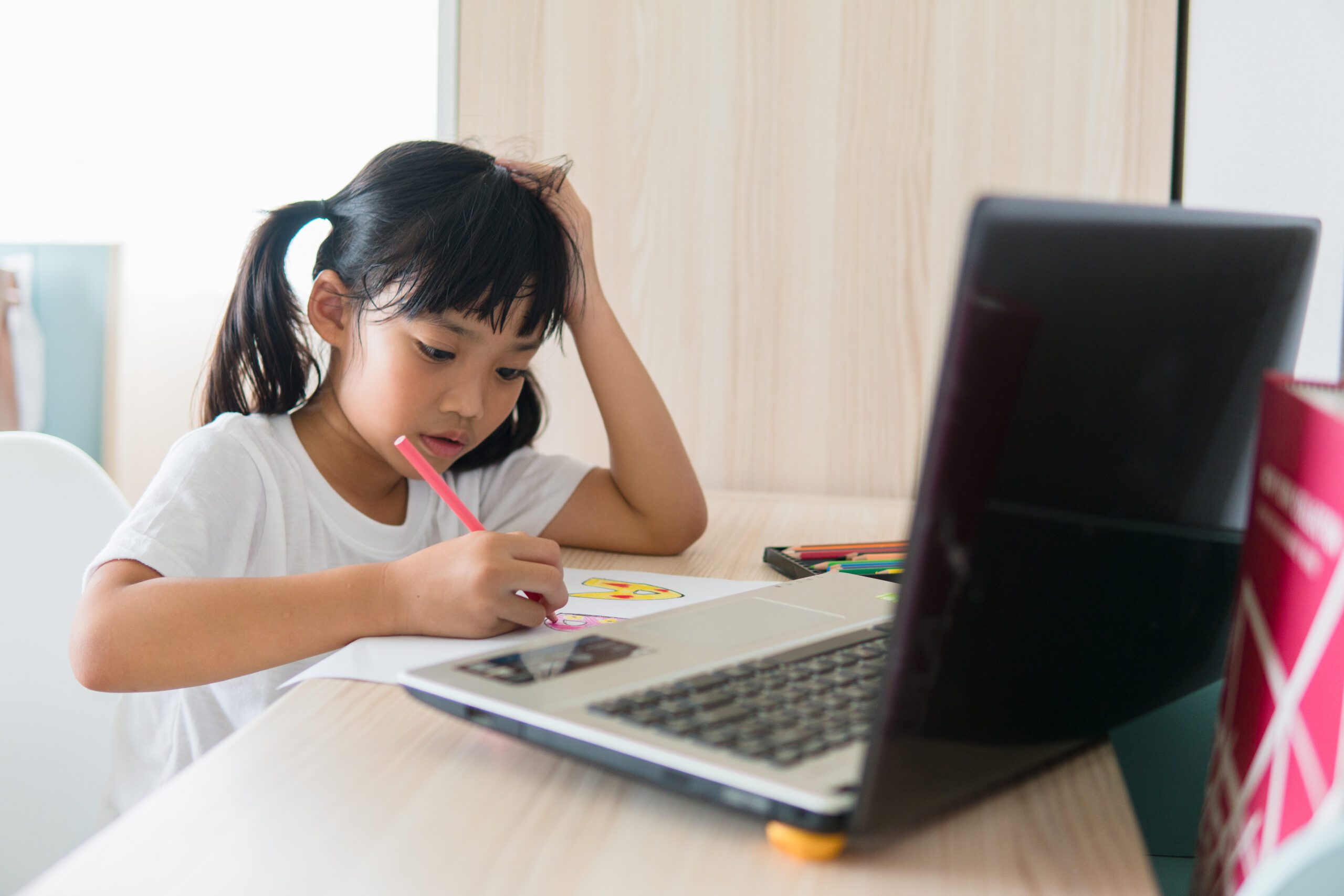 孩子用錯檯燈近視更快？醫師破解3大用燈迷思＋兒童護眼檯燈挑選7重點